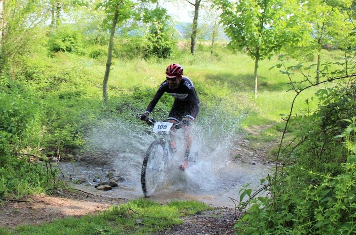 Imágenes correspondientes al Duatlón Cross Carrasquedo que se ha celebrao en Grañón y que ha sido valedero para el Campeonato de La Rioja de la modalidad. El día ha sido óptimo para la celebración de la prueba deportiva sobre un trazado de 6km-22km y 3km.