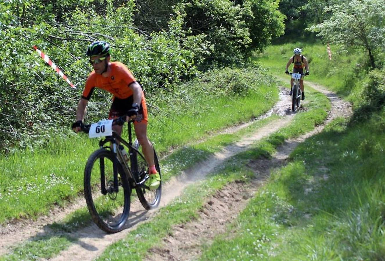 Imágenes correspondientes al Duatlón Cross Carrasquedo que se ha celebrao en Grañón y que ha sido valedero para el Campeonato de La Rioja de la modalidad. El día ha sido óptimo para la celebración de la prueba deportiva sobre un trazado de 6km-22km y 3km.