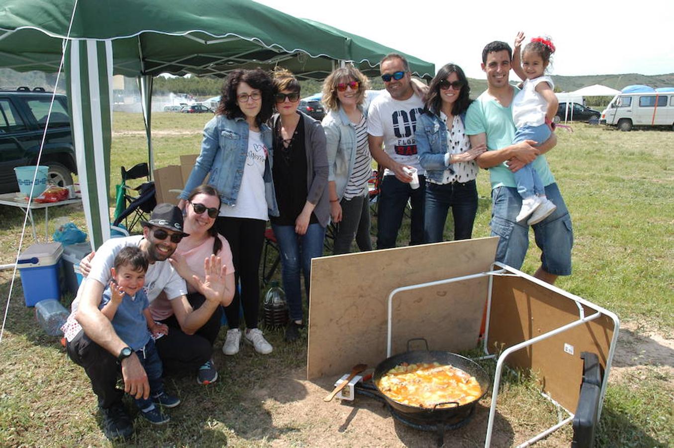 Imágenes correspondientes a la VI romería de Pradejón en la que las cuadrillas han celebrado comidas campestres.