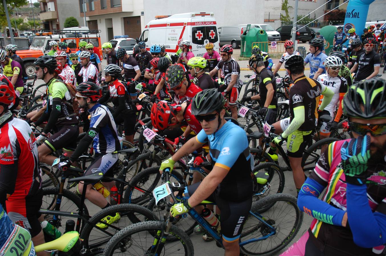 Salida y paso por Villarroya (zona de monte y pueblo) de la VII travesía Villa de Autol disputada el domingo, dentro del I Open XCM La Rioja