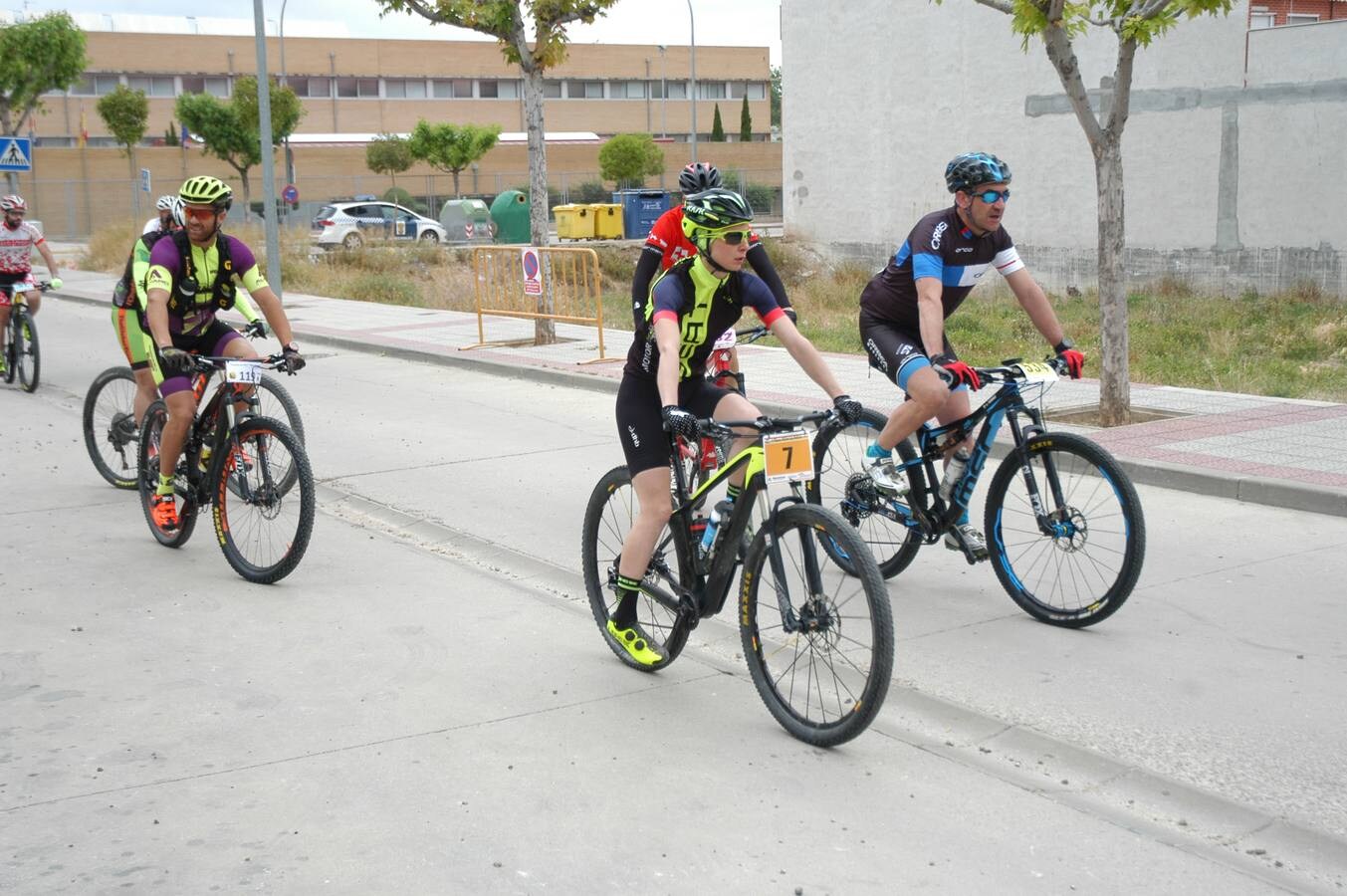 Salida y paso por Villarroya (zona de monte y pueblo) de la VII travesía Villa de Autol disputada el domingo, dentro del I Open XCM La Rioja