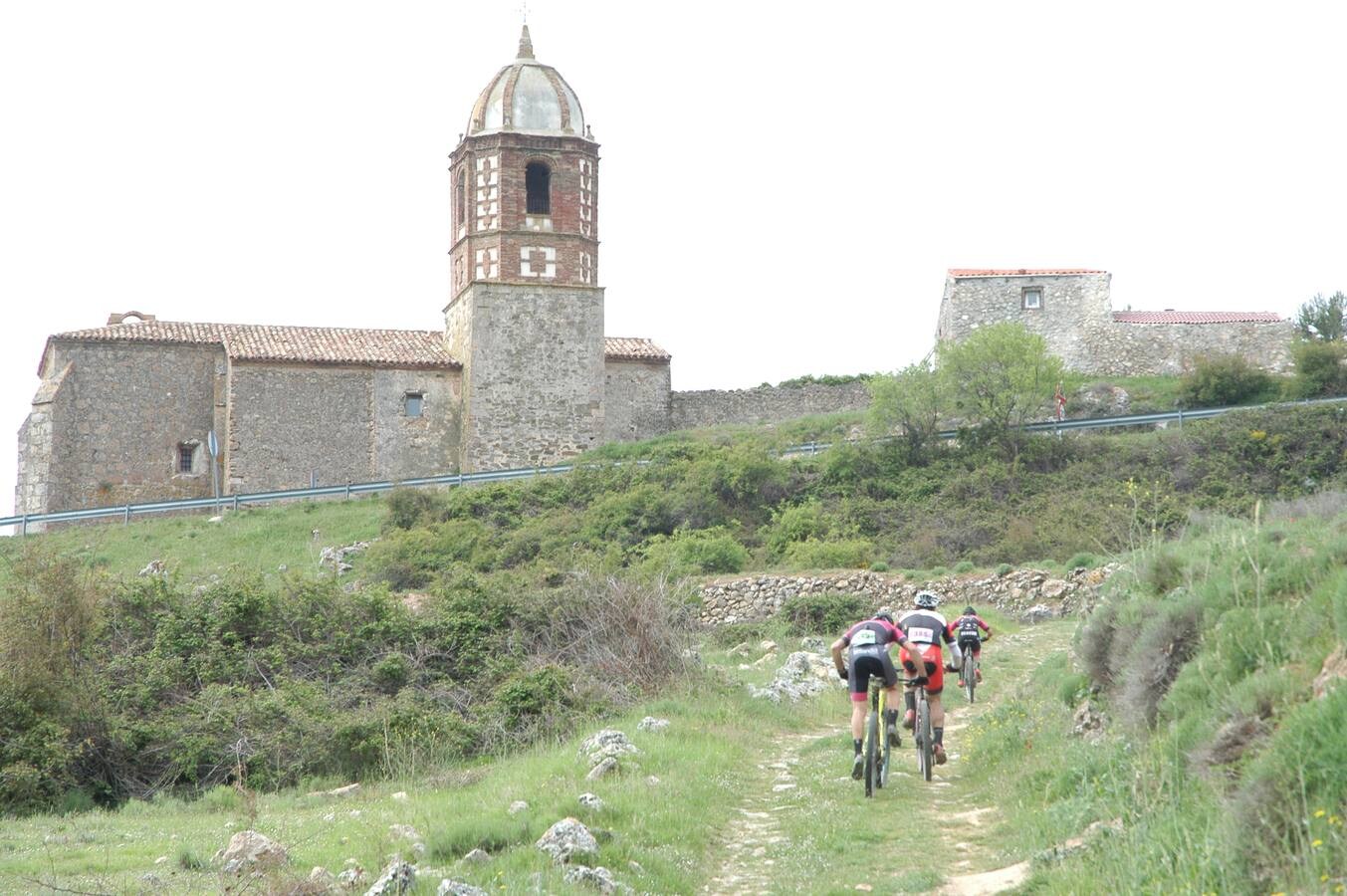 Salida y paso por Villarroya (zona de monte y pueblo) de la VII travesía Villa de Autol disputada el domingo, dentro del I Open XCM La Rioja