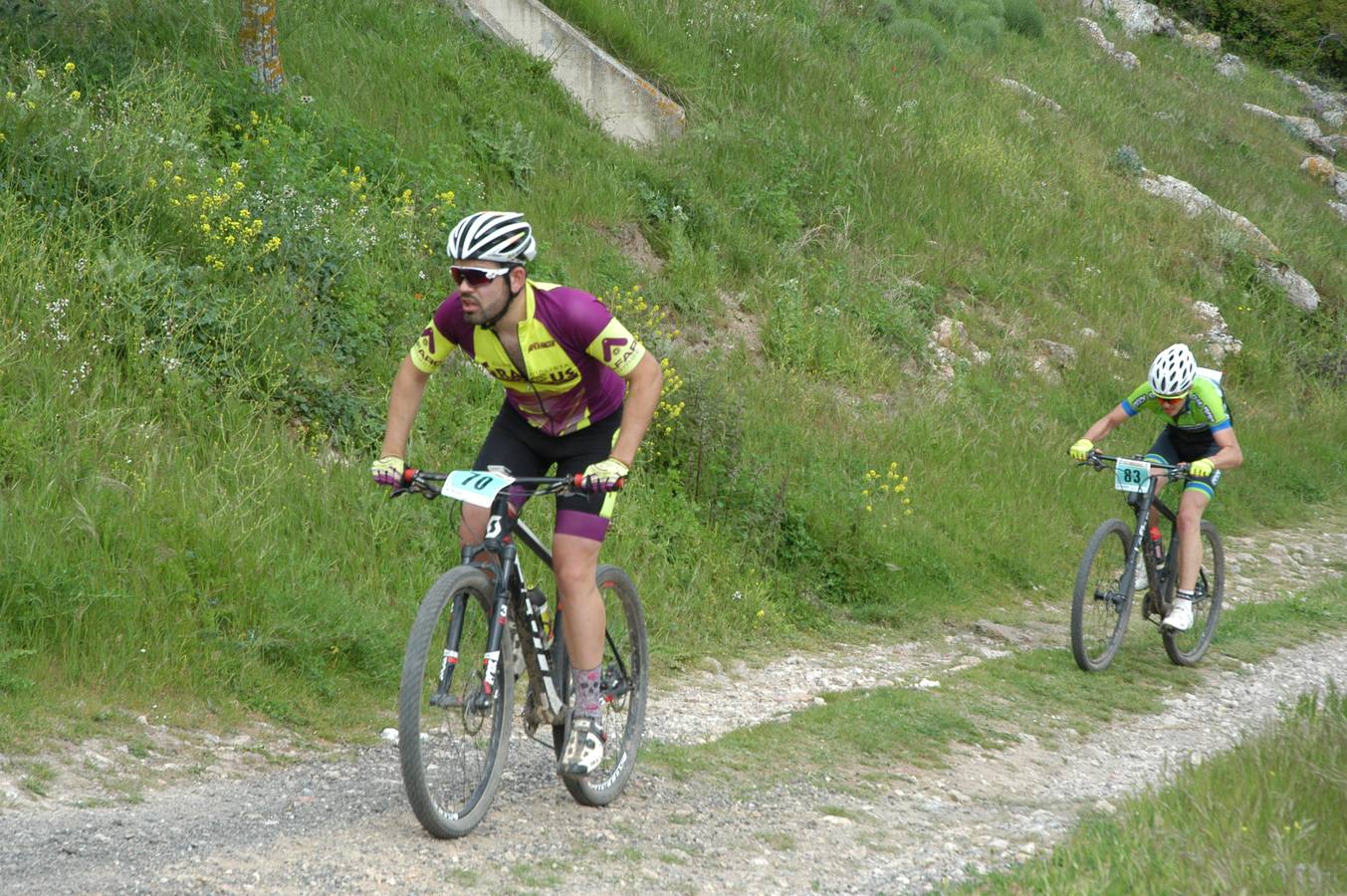 Salida y paso por Villarroya (zona de monte y pueblo) de la VII travesía Villa de Autol disputada el domingo, dentro del I Open XCM La Rioja