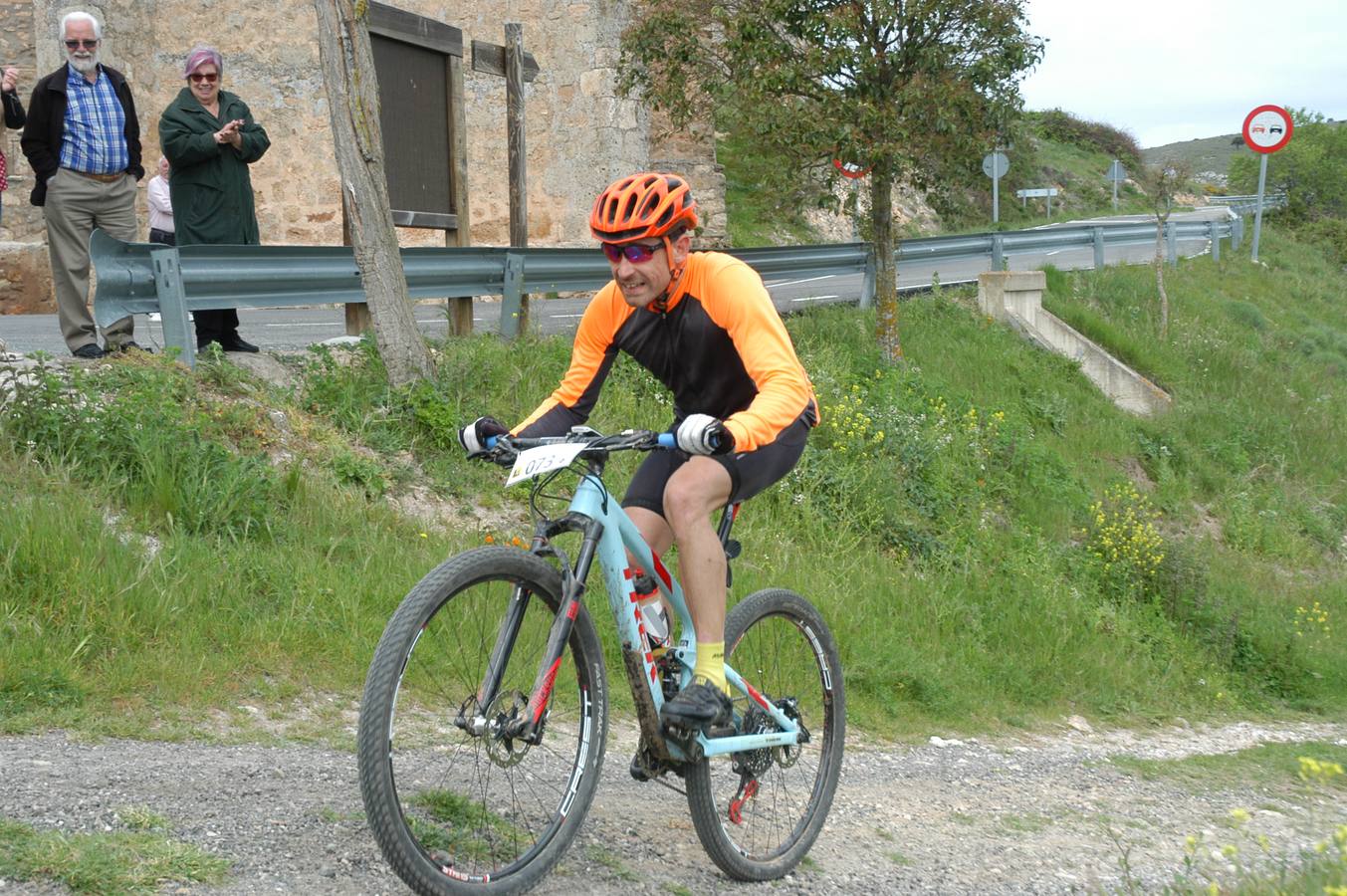 Salida y paso por Villarroya (zona de monte y pueblo) de la VII travesía Villa de Autol disputada el domingo, dentro del I Open XCM La Rioja