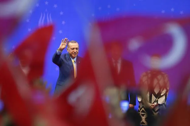 Recep Tayyip Erdogan saluda, ayer, a sus seguidores en el mitin de Sarajevo. :: Dado Ruvic / reuters