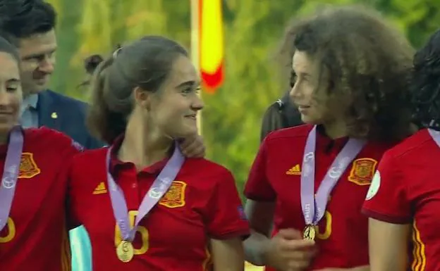 Ana, a la derecha, se agarra la medalla de oro. 