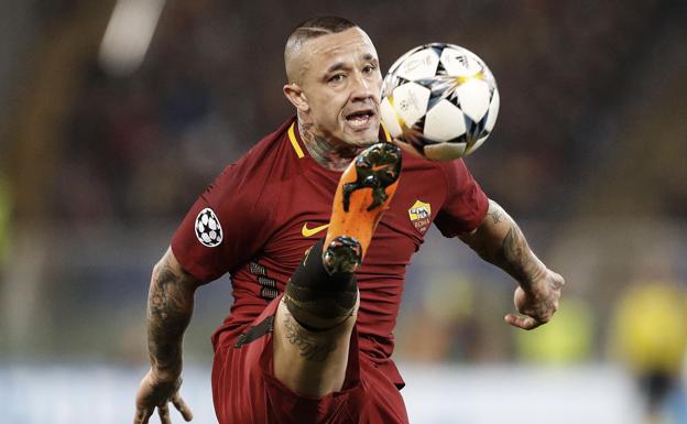 Nainggolan, en un partido con la Roma.