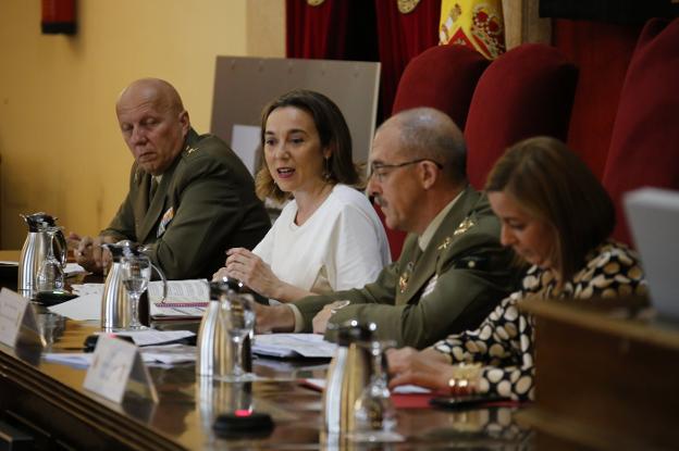 El general Fernando Alejandre, jefe del Estado Mayor de la Defensa, y la alcaldesa de Logroño, Cuca Gamarra, ayer durante su comparecencia en el CESEDEN. ::