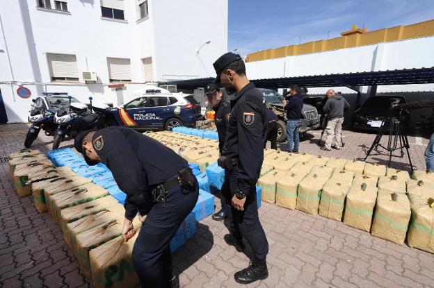 La Policía inspecciona un alijo de hachis incautado el pasado abril en el Campo de Gibraltar. :: A. carrasco / EFe