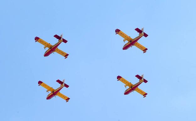 Cuatro aviones surcan el cielo de Logroño.