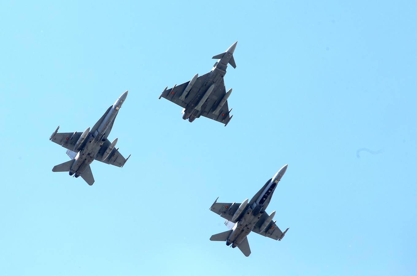 Los aviones de las Fuerzas Armadas vuelven a surcar el cielo logroñés. Están preparándose para el Desfile del Día de las Fuerzas Amaradas.