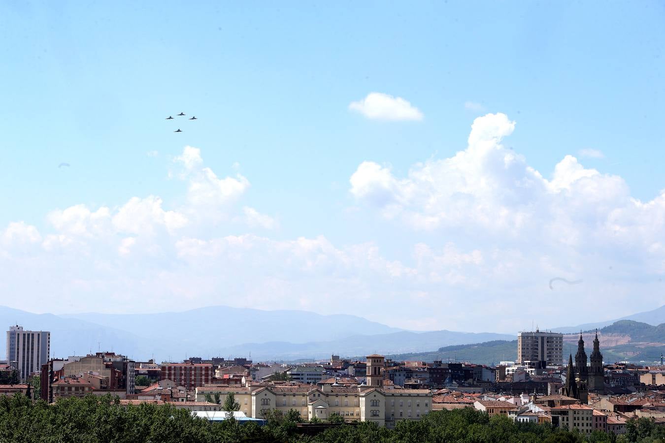 Los aviones de las Fuerzas Armadas vuelven a surcar el cielo logroñés. Están preparándose para el Desfile del Día de las Fuerzas Amaradas.