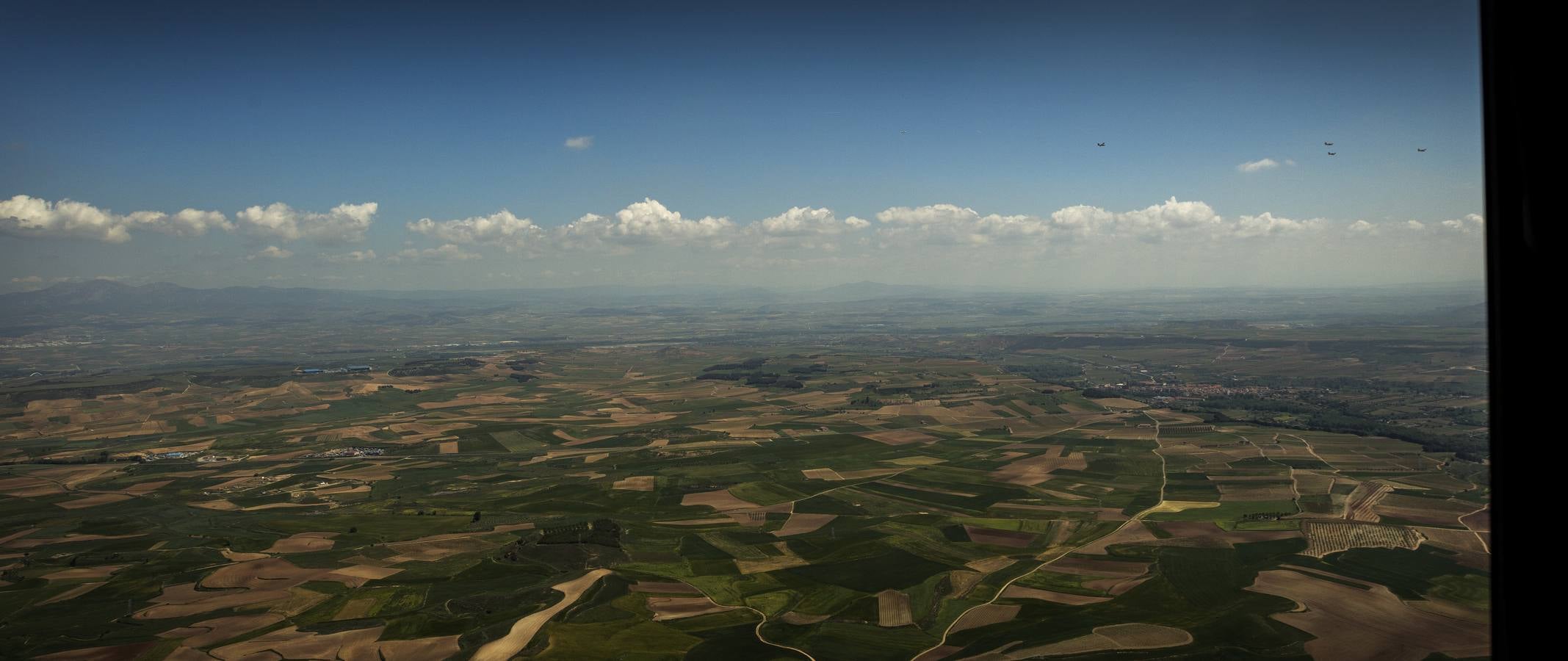 Diario LA RIOJA vuela a bordo de un helicóptero de la unidad BHELMA durante el ensayo general del Día de las Fuerzas Armadas