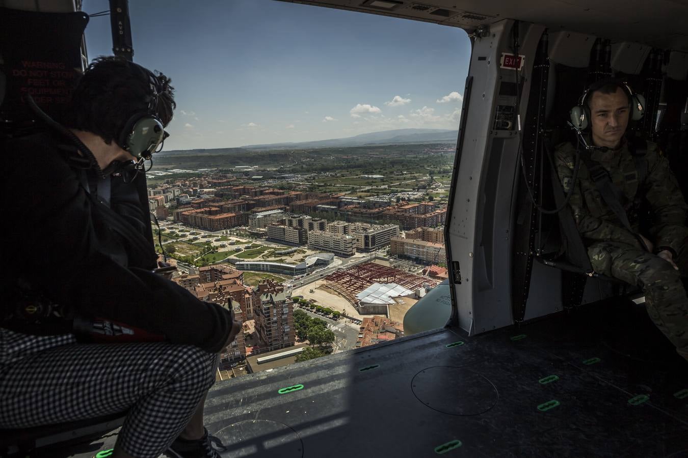 Diario LA RIOJA vuela a bordo de un helicóptero de la unidad BHELMA durante el ensayo general del Día de las Fuerzas Armadas