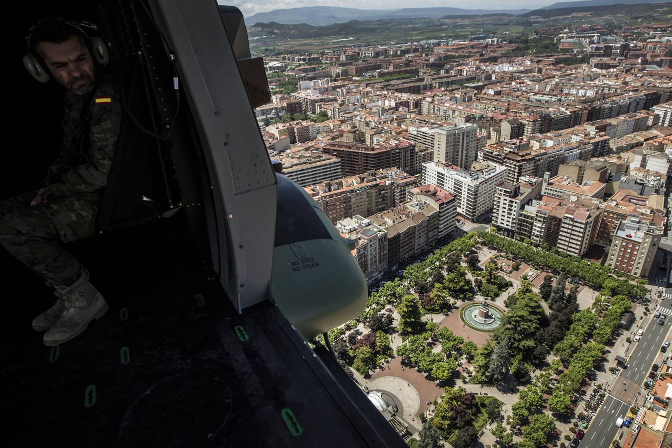 Diario LA RIOJA vuela a bordo de un helicóptero de la unidad BHELMA durante el ensayo general del Día de las Fuerzas Armadas