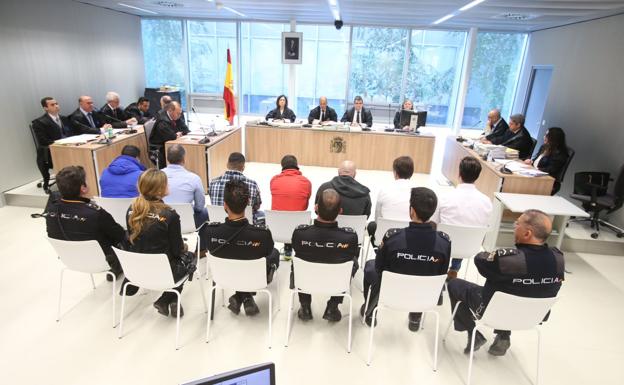 Los siete acusados, vigilados por seis agentes de la Policía Nacional, permanecieron esposados durante todo el desarrollo de la vista oral de ayer. :: 