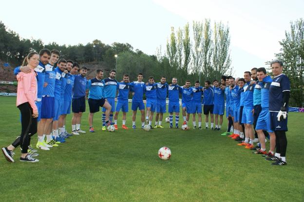 La plantilla blanquiazul se ha conjurado para sacar adelante la eliminatoria y pasar a la siguiente fase. :: F. D.