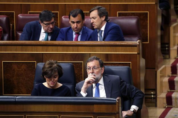 Rajoy sigue junto a la vicepresidenta la votación de los Presupuestos ayer en el Congreso. :: javier Lizón / efe