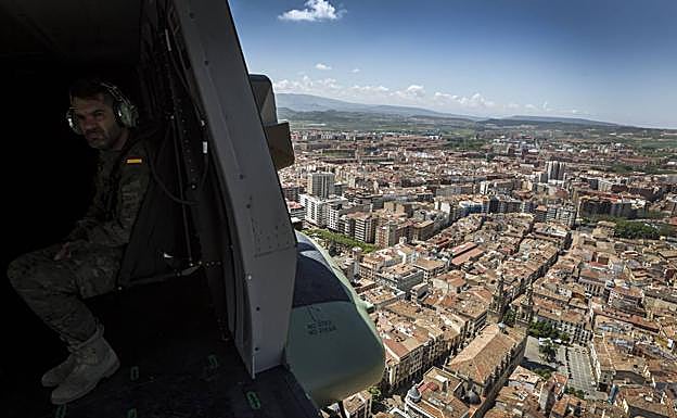 Imagen principal - Día de las Fuerzas Armadas: volando en un &#039;Camián&#039;