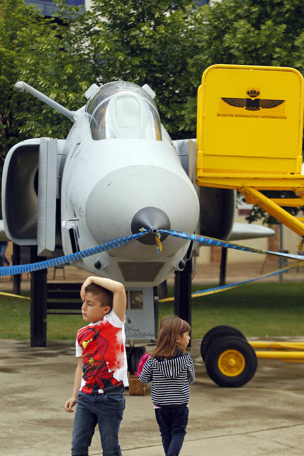 Como anticipo al desfile de las Fuerzas Armadas del sábado, Logroño albergó en varios puntos de la ciudad distintas exhibiciones de destreza de los soldados que participan en la capital riojana en este homenaje a las Fuerzas Armadas.