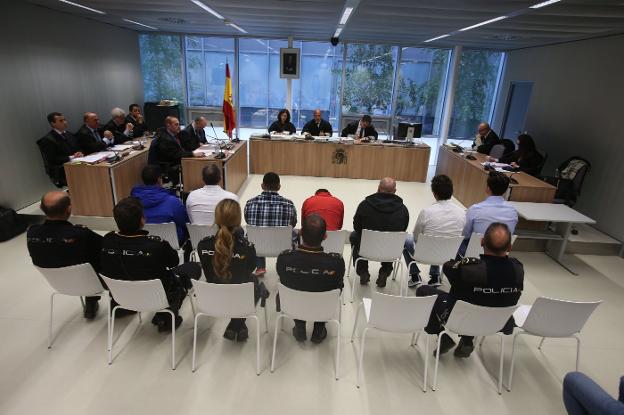 Los acusados, custodiados por policías, en la sesión del juicio de ayer en la Audiencia Provincial. :: juan marín