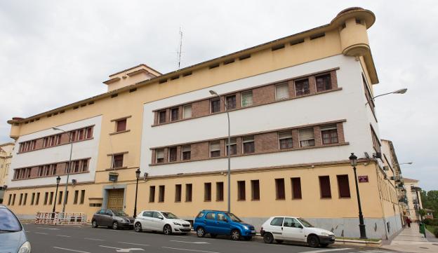 El cuartel de la Policía Nacional, que se demolerá próximamente, lleva vacío desde el año 2013. :: sonia tercero
