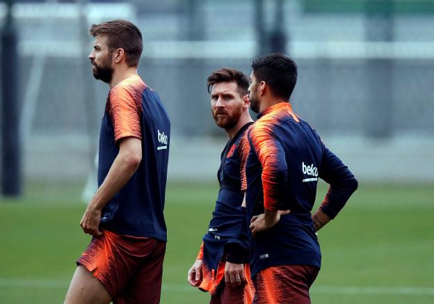 PIqué, Messi y Suárez, en un entrenamiento del Barça. :: efe
