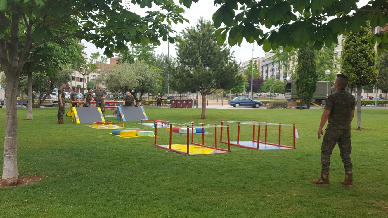 La plaza Picos de Urbión se prepara para el Día de las Fuerzas Armadas