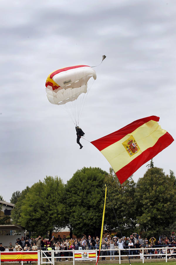 La exhibición protagonizada por la Guardia Real con sus caballos ha despertado el interés de los logroñeses, quienes han acudido a la Hípica Militar para presenciarla en un número aproximado al millar, entre ellas la alcaldesa de Logroño, Concepción Gamarra.