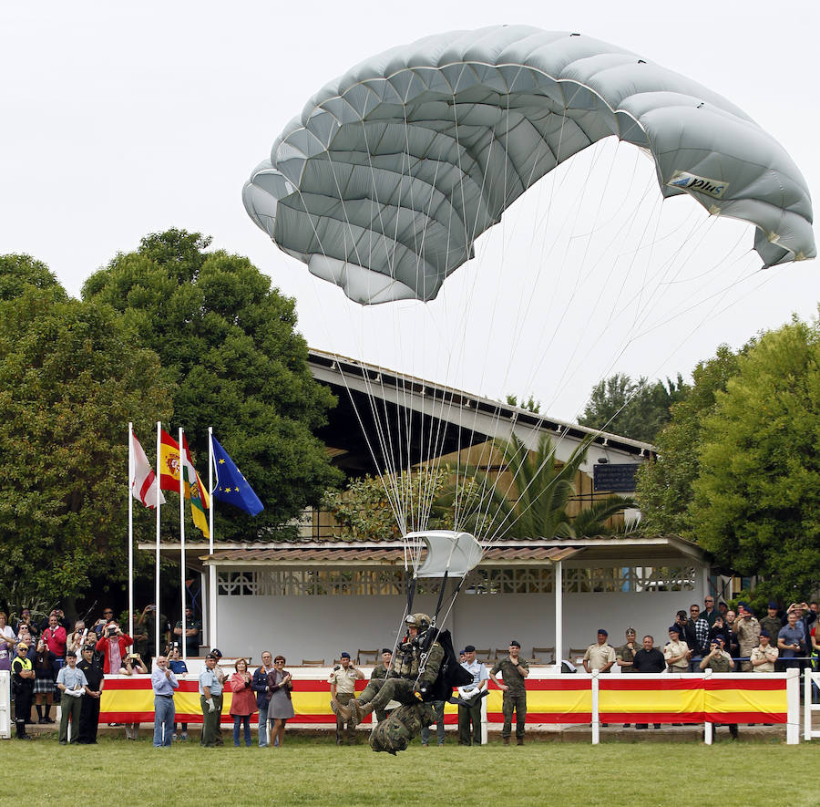 La exhibición protagonizada por la Guardia Real con sus caballos ha despertado el interés de los logroñeses, quienes han acudido a la Hípica Militar para presenciarla en un número aproximado al millar, entre ellas la alcaldesa de Logroño, Concepción Gamarra.