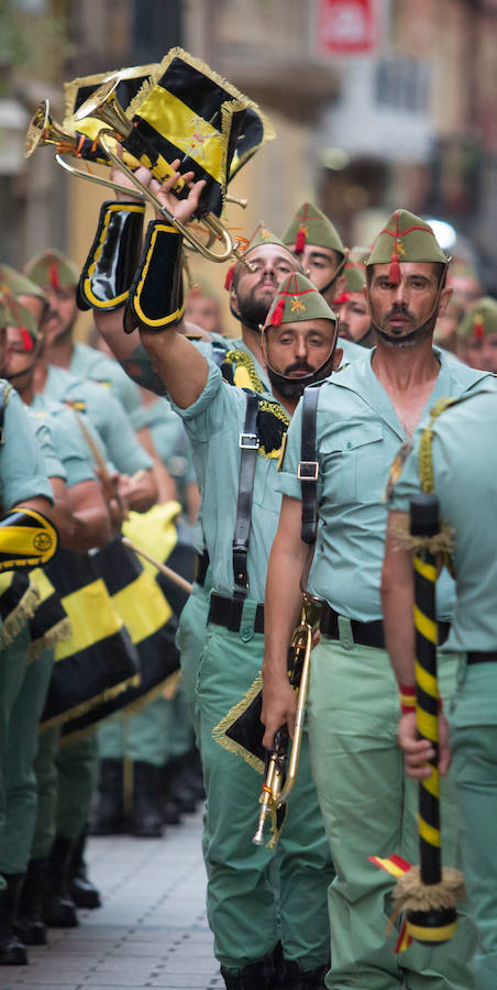 Toque de retreta de la Legión. Los músicos han desfilado por las calles de Logroño con motivo del izado de la bandera en el Ayuntamiento. Su presencia y su ritmo no han dejado a nadie indiferente.