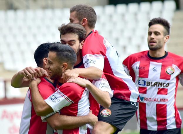 Los jugadores de la SDL celebran un gol esta temporada. El domingo, esperan festejar más de uno. 