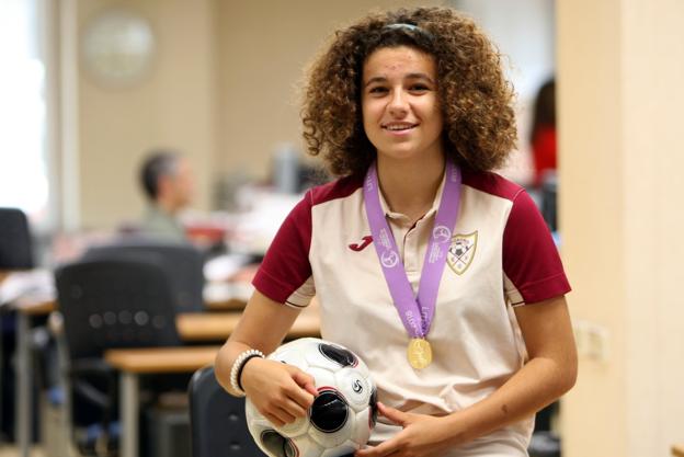 La riojana Ana Tejada visitó ayer las instalaciones de Diario LA RIOJA tras proclamarse campeona de Europa Sub'17. :: enrique del río