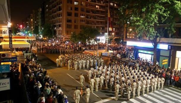 Las compañías de la Guardia Real, formadas en Vara de Rey, en el ensayo del desfile de mañana :: j. marín