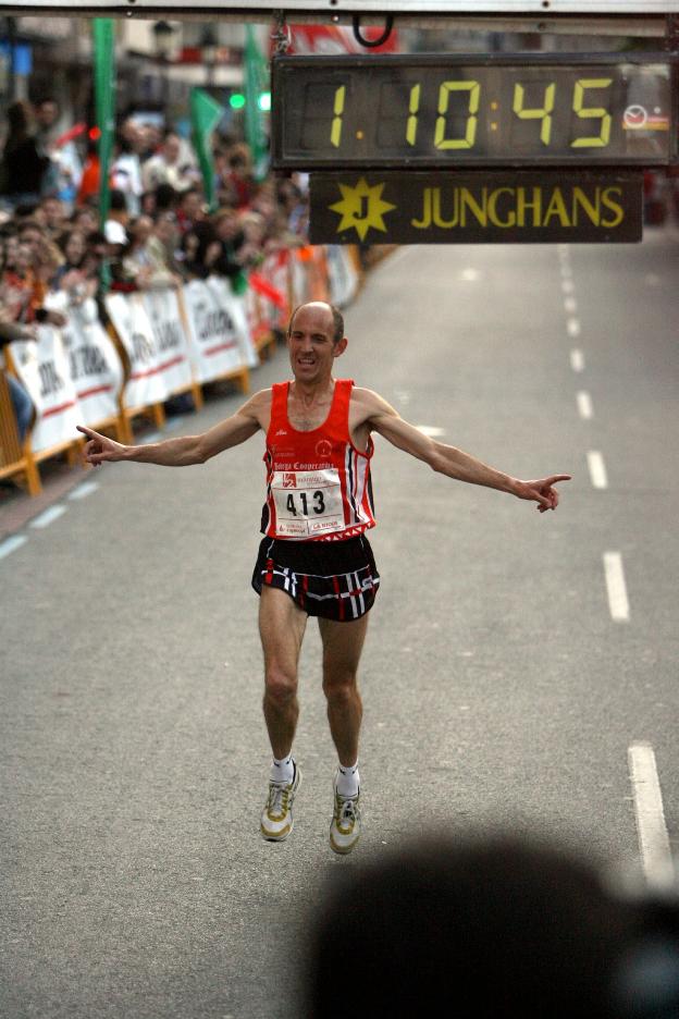 José Ángel Bravo cruza la línea de meta en primera posición de la Media Maratón de 2011. :: L.R.