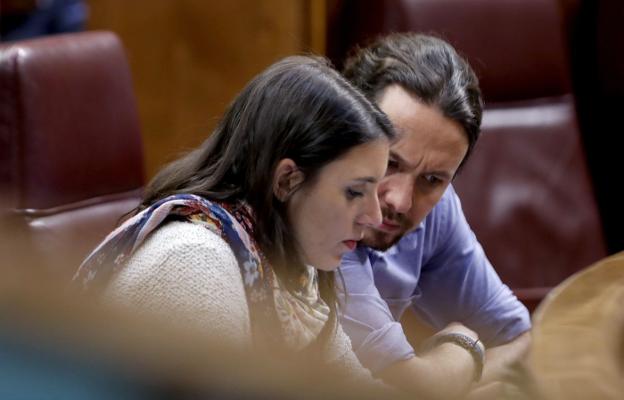 Irene Montero y Pablo Iglesias, el pasado lunes durante el pleno para la aprobación de los Presupuestos. :: Javier Lizón / efe