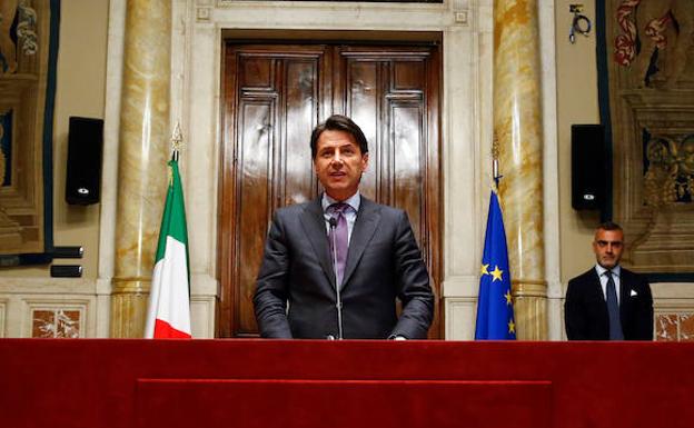 Giuseppe Conte atiende a la prensa. 