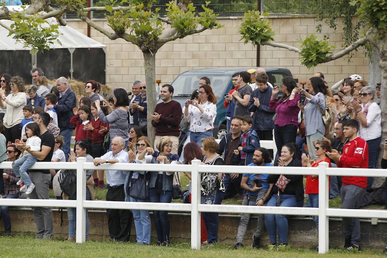 La exhibición protagonizada por la Guardia Real con sus caballos ha despertado el interés de los logroñeses, quienes han acudido a la Hípica Militar para presenciarla en un número aproximado al millar, entre ellas la alcaldesa de Logroño, Concepción Gamarra.