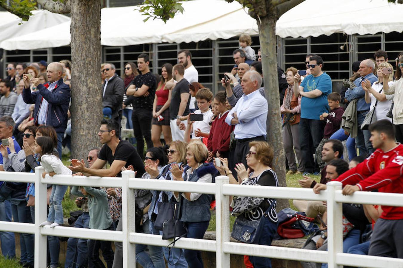 La exhibición protagonizada por la Guardia Real con sus caballos ha despertado el interés de los logroñeses, quienes han acudido a la Hípica Militar para presenciarla en un número aproximado al millar, entre ellas la alcaldesa de Logroño, Concepción Gamarra.