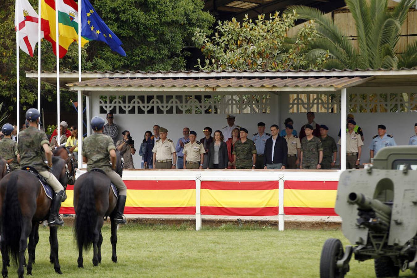 La exhibición protagonizada por la Guardia Real con sus caballos ha despertado el interés de los logroñeses, quienes han acudido a la Hípica Militar para presenciarla en un número aproximado al millar, entre ellas la alcaldesa de Logroño, Concepción Gamarra.