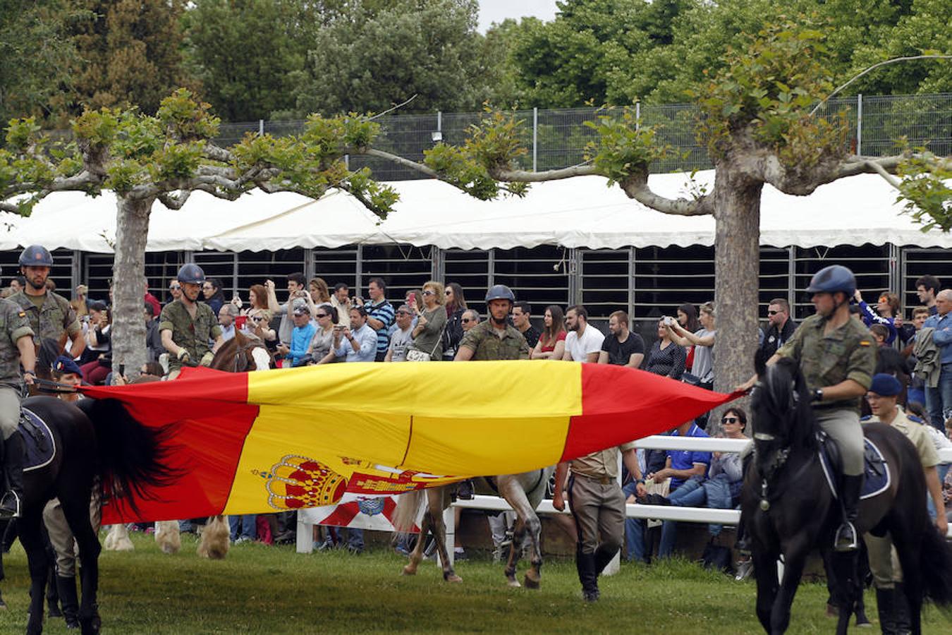 La exhibición protagonizada por la Guardia Real con sus caballos ha despertado el interés de los logroñeses, quienes han acudido a la Hípica Militar para presenciarla en un número aproximado al millar, entre ellas la alcaldesa de Logroño, Concepción Gamarra.