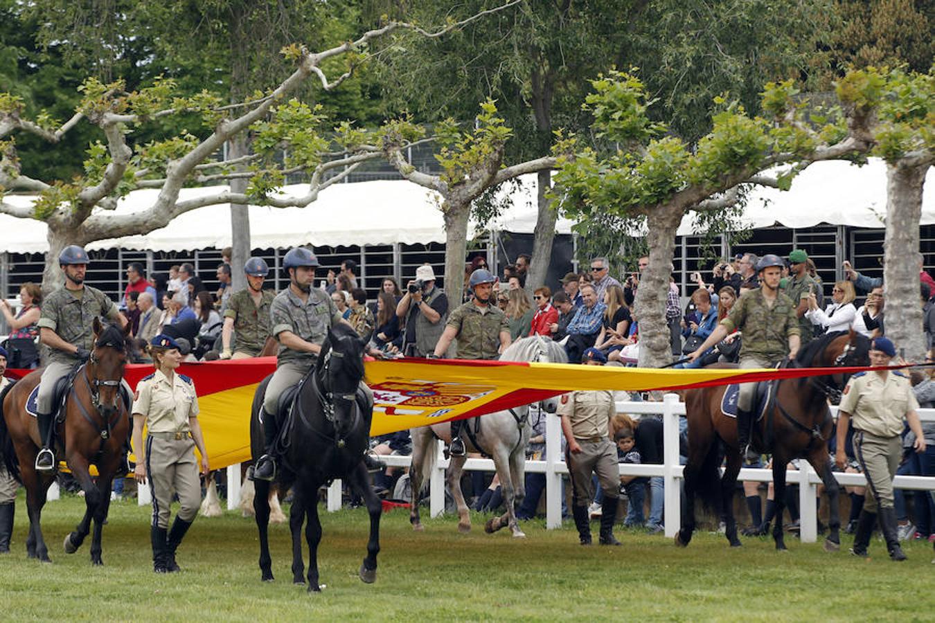 La exhibición protagonizada por la Guardia Real con sus caballos ha despertado el interés de los logroñeses, quienes han acudido a la Hípica Militar para presenciarla en un número aproximado al millar, entre ellas la alcaldesa de Logroño, Concepción Gamarra.