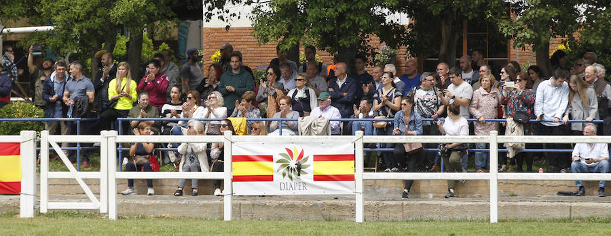 La exhibición protagonizada por la Guardia Real con sus caballos ha despertado el interés de los logroñeses, quienes han acudido a la Hípica Militar para presenciarla en un número aproximado al millar, entre ellas la alcaldesa de Logroño, Concepción Gamarra.