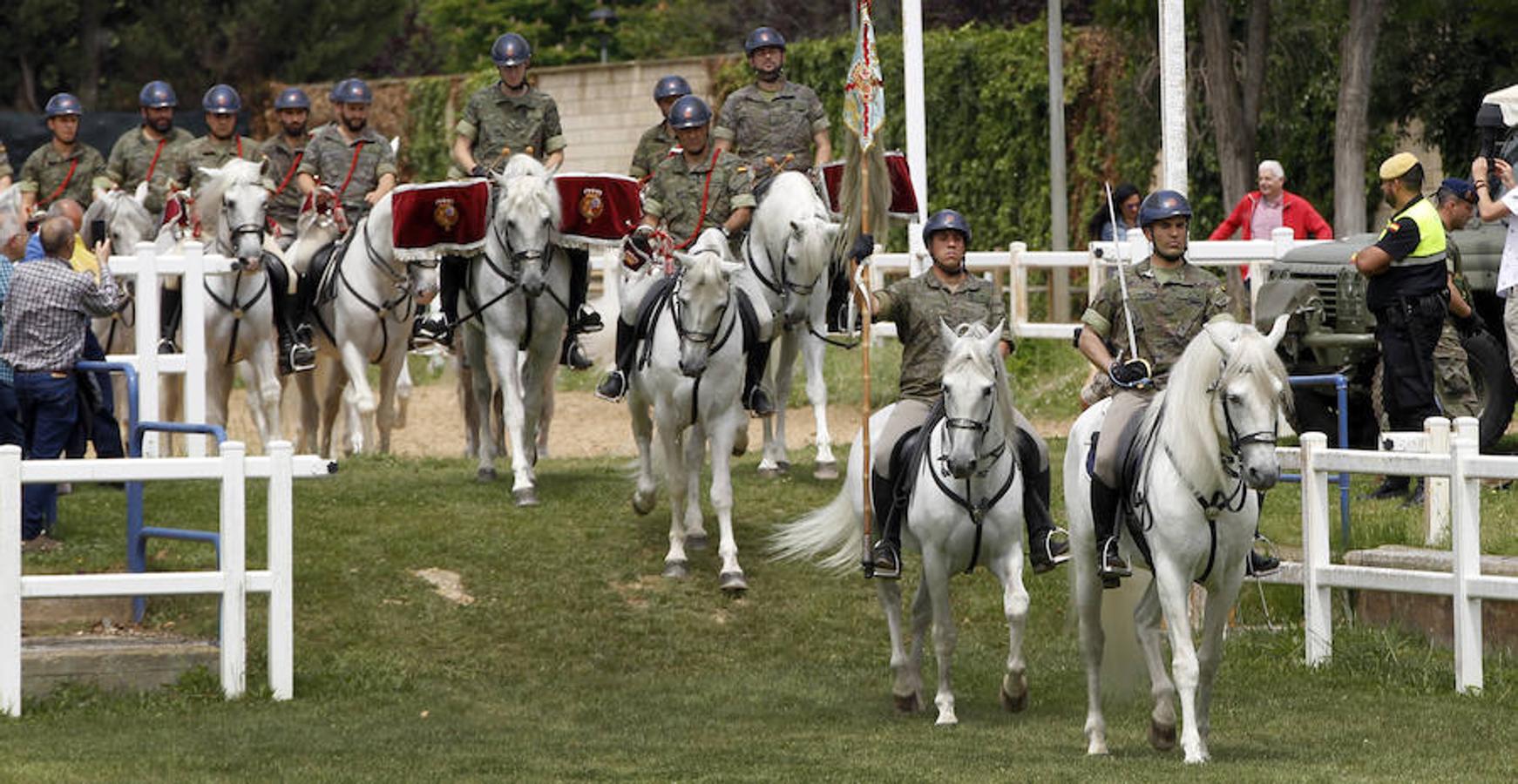 La exhibición protagonizada por la Guardia Real con sus caballos ha despertado el interés de los logroñeses, quienes han acudido a la Hípica Militar para presenciarla en un número aproximado al millar, entre ellas la alcaldesa de Logroño, Concepción Gamarra.