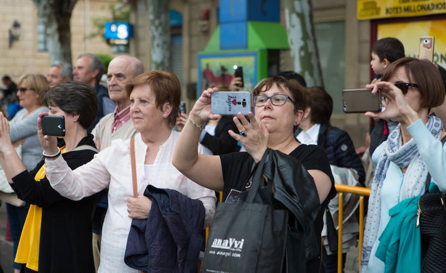 Toque de retreta de la Legión. Los músicos han desfilado por las calles de Logroño con motivo del izado de la bandera en el Ayuntamiento. Su presencia y su ritmo no han dejado a nadie indiferente.