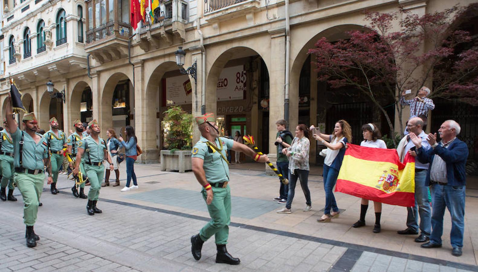 Toque de retreta de la Legión. Los músicos han desfilado por las calles de Logroño con motivo del izado de la bandera en el Ayuntamiento. Su presencia y su ritmo no han dejado a nadie indiferente.