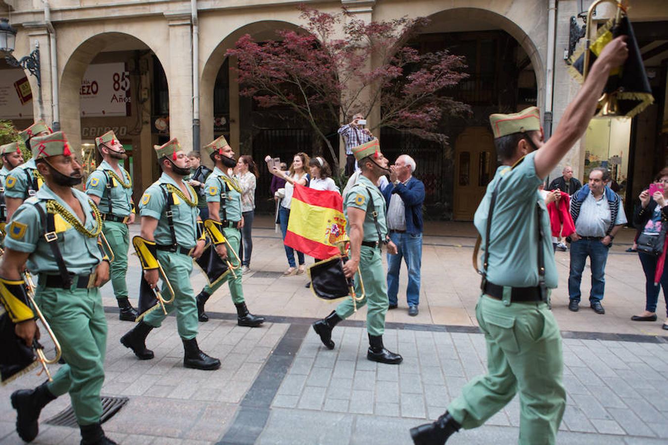 Toque de retreta de la Legión. Los músicos han desfilado por las calles de Logroño con motivo del izado de la bandera en el Ayuntamiento. Su presencia y su ritmo no han dejado a nadie indiferente.