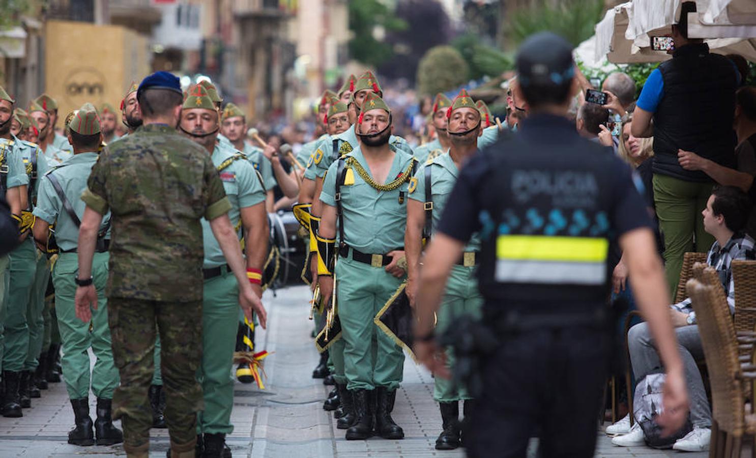 Toque de retreta de la Legión. Los músicos han desfilado por las calles de Logroño con motivo del izado de la bandera en el Ayuntamiento. Su presencia y su ritmo no han dejado a nadie indiferente.