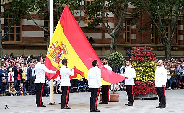 La bandera ya ondea en Logroño