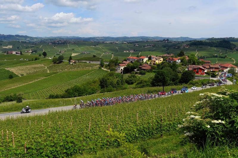 El británico puso la ronda italiana patas arriba con una escapada en solitario a 80 kilómetros de meta que acabó con victoria de etapa y la 'maglia rosa' en su poder